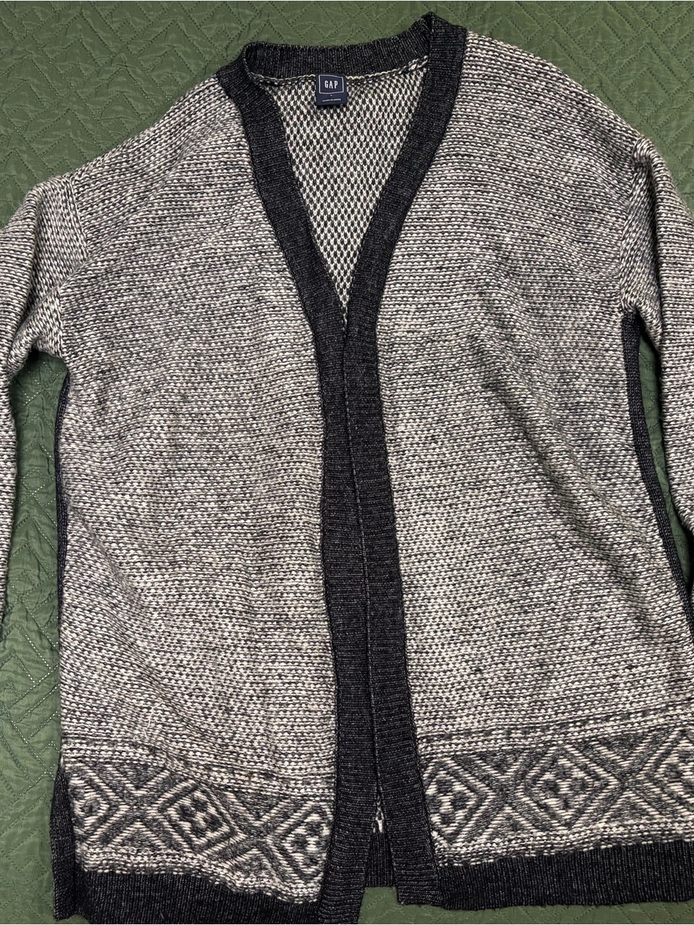 GAP Two-Tone Black and Cream Open-Front Knit Cardigan